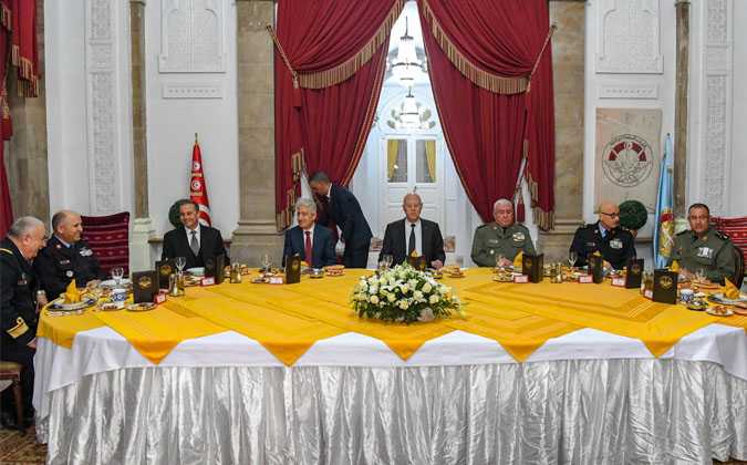 قيس سعيد يلتقي أعضاء المجلس الأعلى للجيوش على مأدبة الافطار